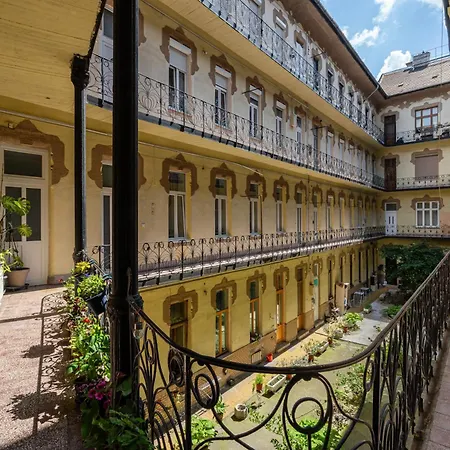 Crystal Cove 2-bdr Lejlighed Budapest